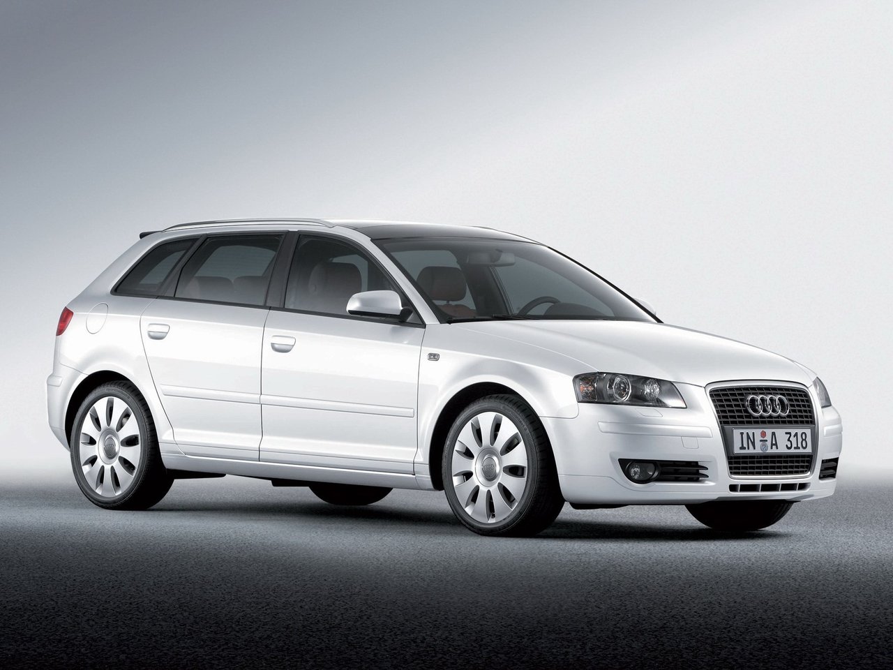 Расход газа двенадцати комплектаций хэтчбека пять дверей Sportback Audi A3. Разница стоимости заправки газом и бензином. Автономный пробег до и после установки ГБО.