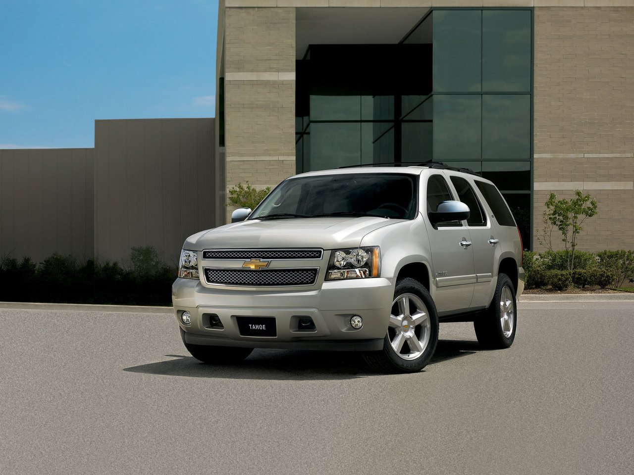 Расход газа одной комплектации внедорожника пять дверей Chevrolet Tahoe. Разница стоимости заправки газом и бензином. Автономный пробег до и после установки ГБО.