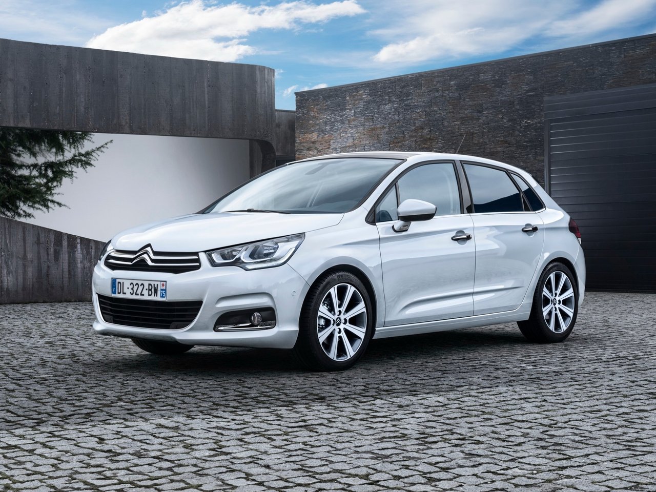 Расход газа четырёх комплектаций хэтчбека пять дверей Citroen C4. Разница стоимости заправки газом и бензином. Автономный пробег до и после установки ГБО.