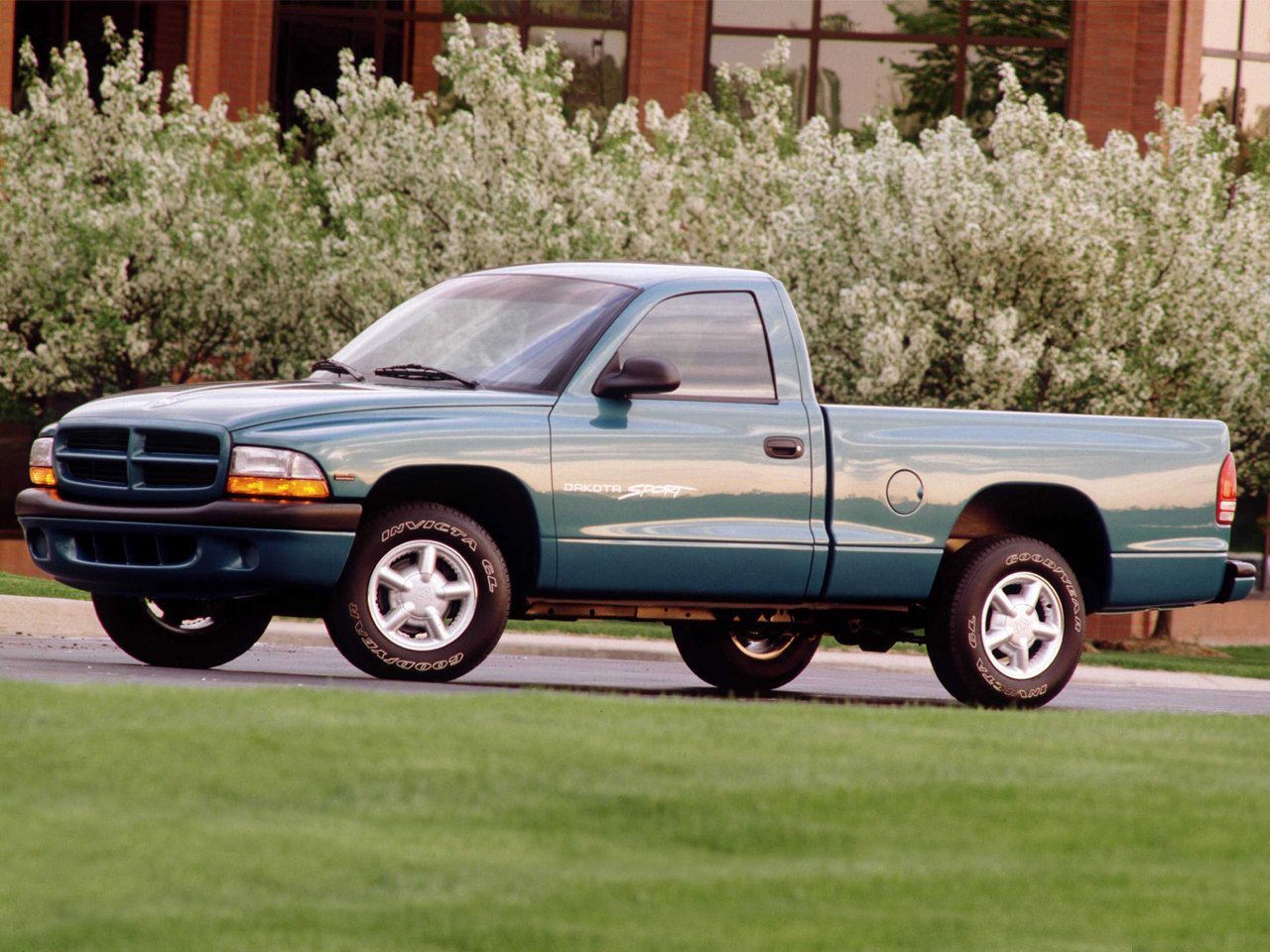 Расход газа четырёх комплектаций пикапа Одинарная кабина Regular Cab Dodge Dakota. Разница стоимости заправки газом и бензином. Автономный пробег до и после установки ГБО.