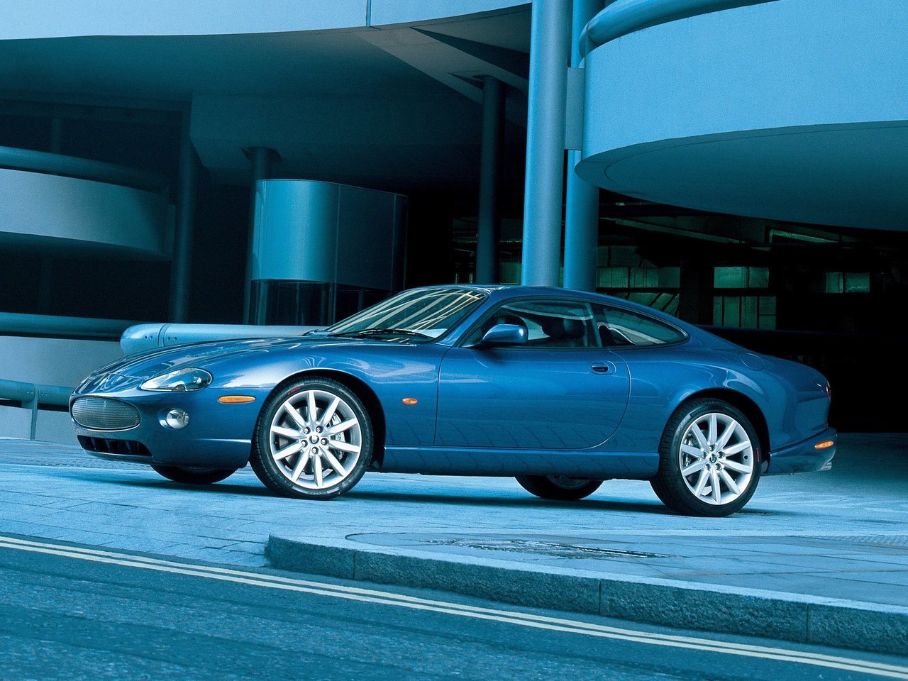 Расход газа двух комплектаций купе Jaguar XKR. Разница стоимости заправки газом и бензином. Автономный пробег до и после установки ГБО.