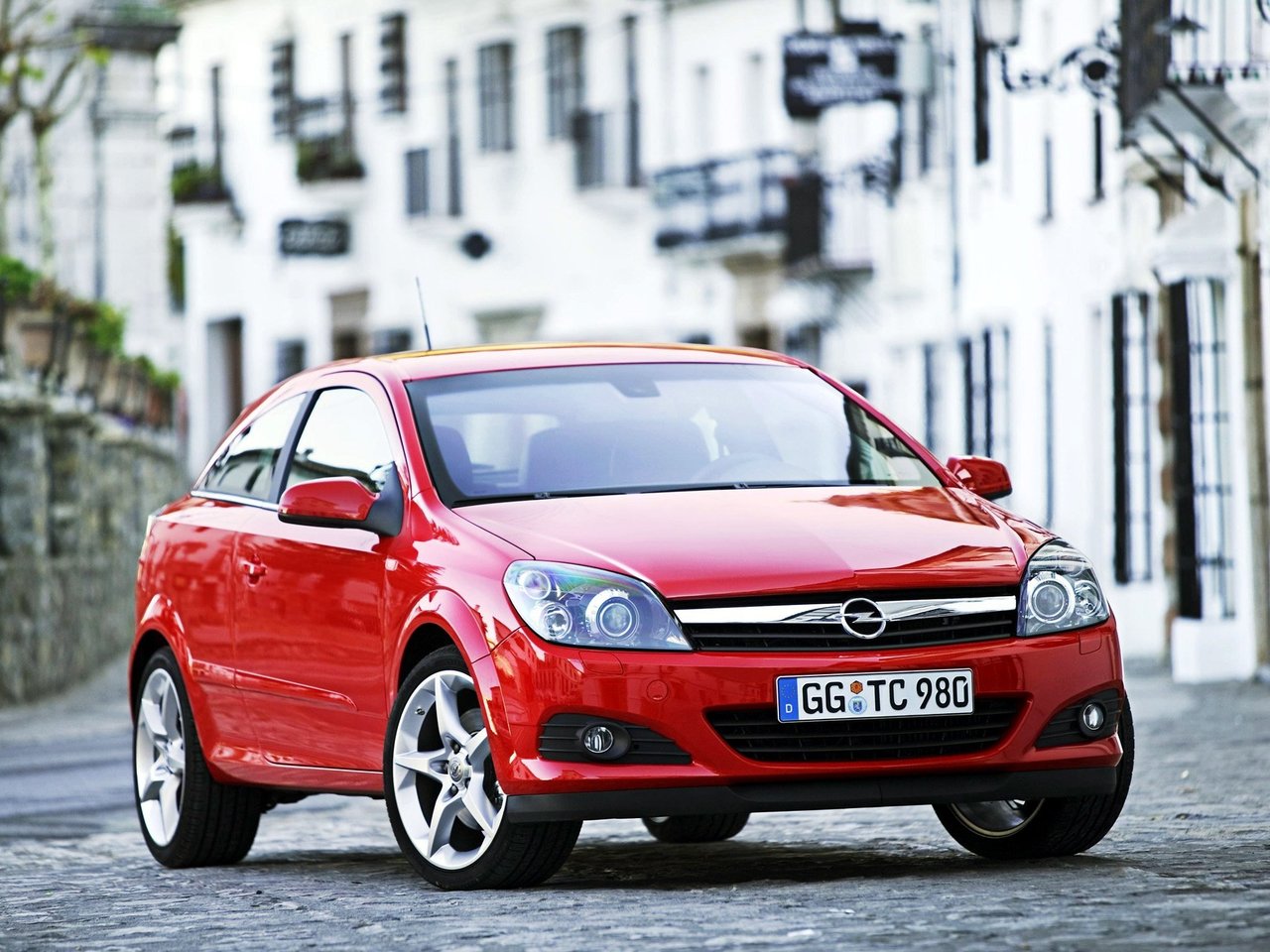 Расход газа семи комплектаций хэтчбек три двери Opel Astra. Разница стоимости заправки газом и бензином. Автономный пробег до и после установки ГБО.