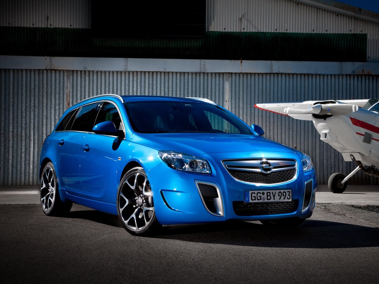 Расход газа двух комплектаций универсала пять дверей Opel Insignia OPC. Разница стоимости заправки газом и бензином. Автономный пробег до и после установки ГБО.