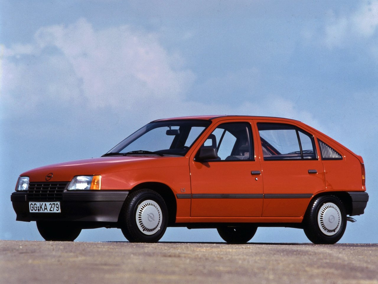 Расход газа девяти комплектаций хэтчбека пять дверей Opel Kadett. Разница стоимости заправки газом и бензином. Автономный пробег до и после установки ГБО.