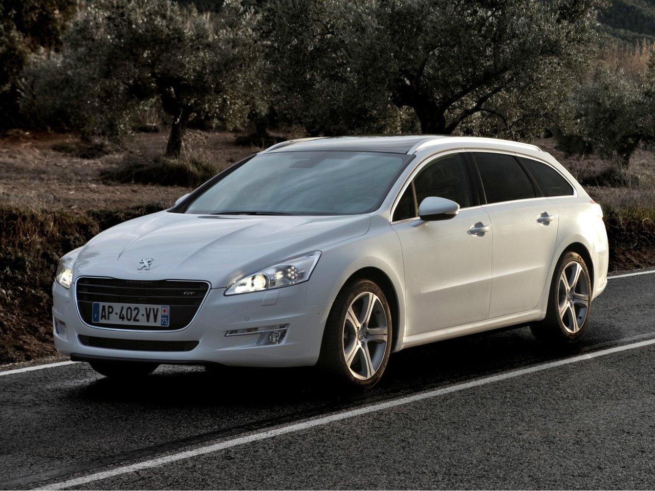 Расход газа трёх комплектаций универсала пять дверей Peugeot 508. Разница стоимости заправки газом и бензином. Автономный пробег до и после установки ГБО.