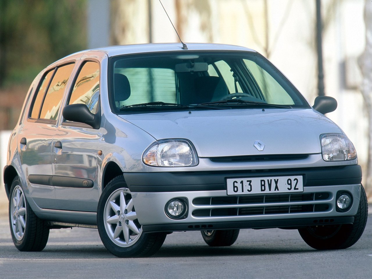 Расход газа семи комплектаций хэтчбека пять дверей Renault Clio. Разница стоимости заправки газом и бензином. Автономный пробег до и после установки ГБО.