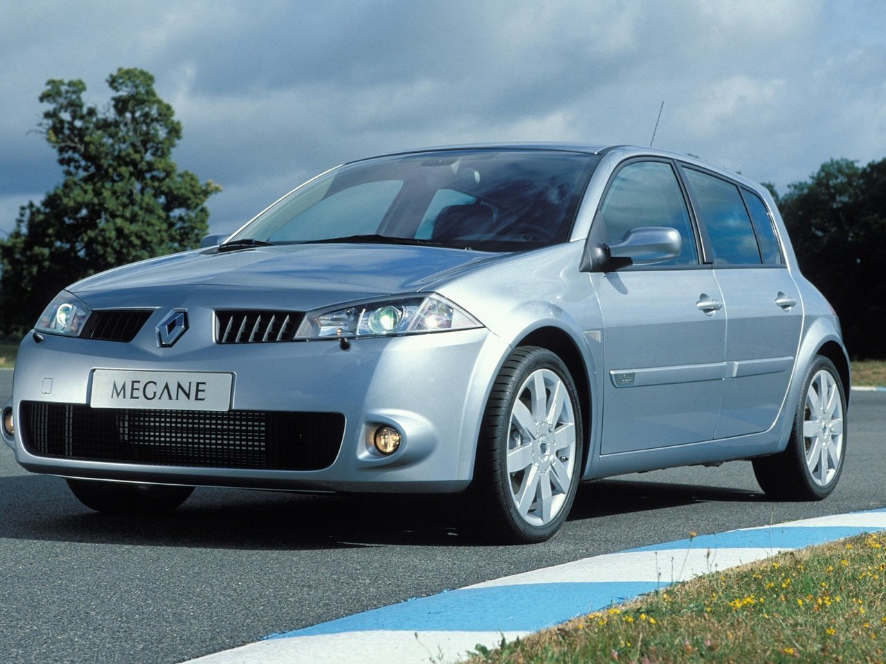 Расход газа одной комплектации хэтчбека пять дверей Renault Megane RS. Разница стоимости заправки газом и бензином. Автономный пробег до и после установки ГБО.