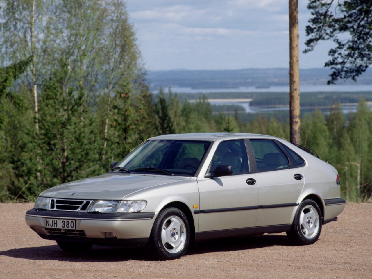 Расход газа шести комплектаций хэтчбека пять дверей Saab 900. Разница стоимости заправки газом и бензином. Автономный пробег до и после установки ГБО.