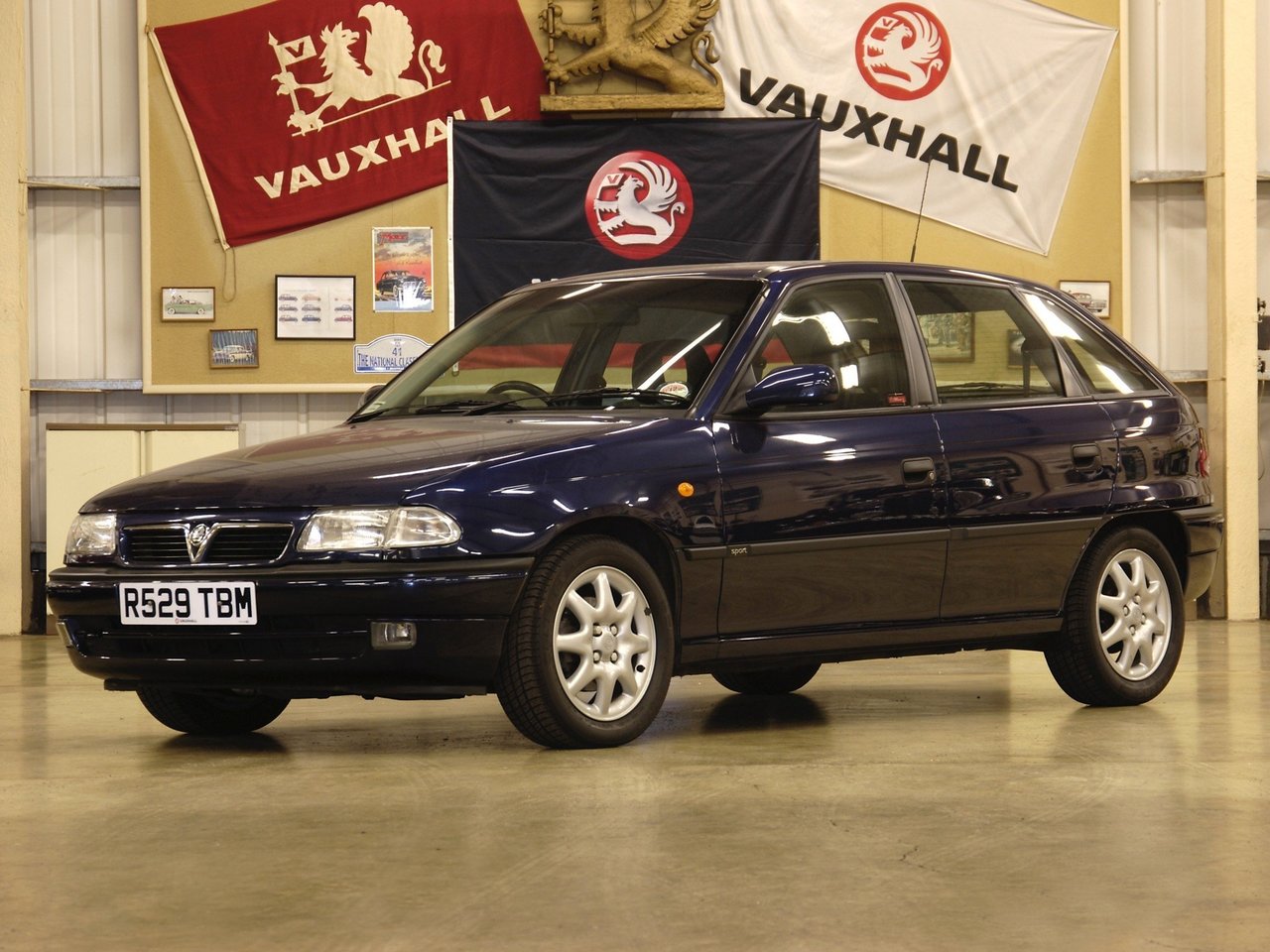 Расход газа двух комплектаций хэтчбека пять дверей Vauxhall Astra. Разница стоимости заправки газом и бензином. Автономный пробег до и после установки ГБО.