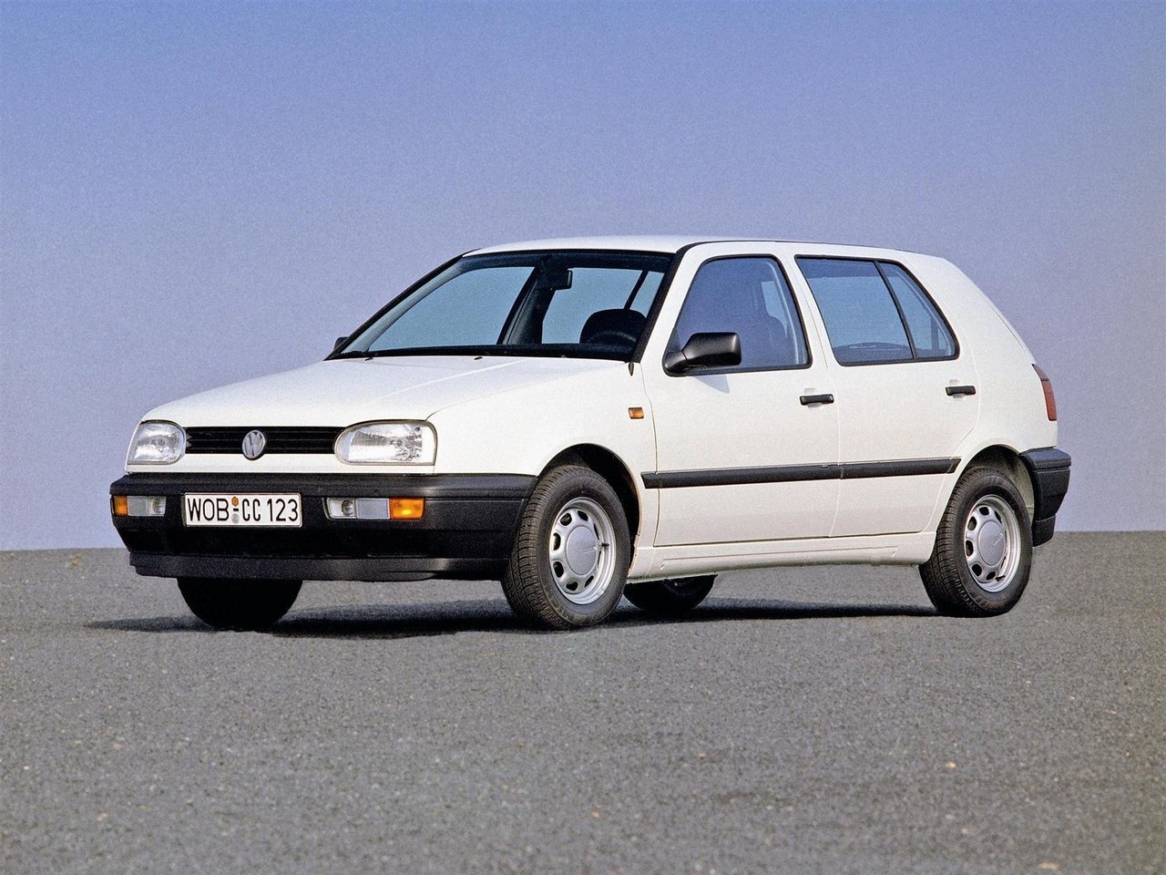 Расход газа одинадцати комплектаций хэтчбека пять дверей Volkswagen Golf. Разница стоимости заправки газом и бензином. Автономный пробег до и после установки ГБО.