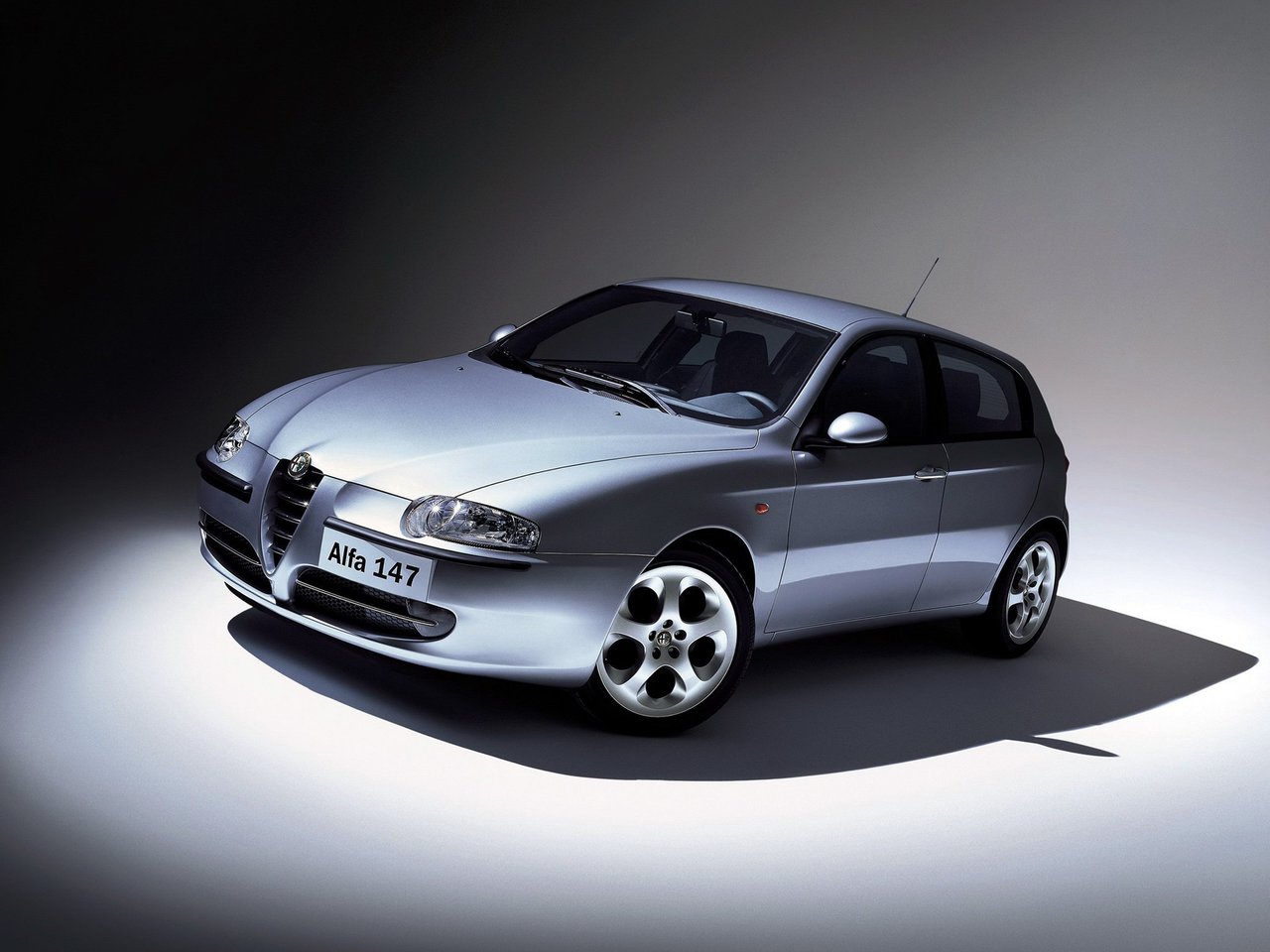 Расход газа двух комплектаций хэтчбека пять дверей Alfa Romeo 147. Разница стоимости заправки газом и бензином. Автономный пробег до и после установки ГБО.