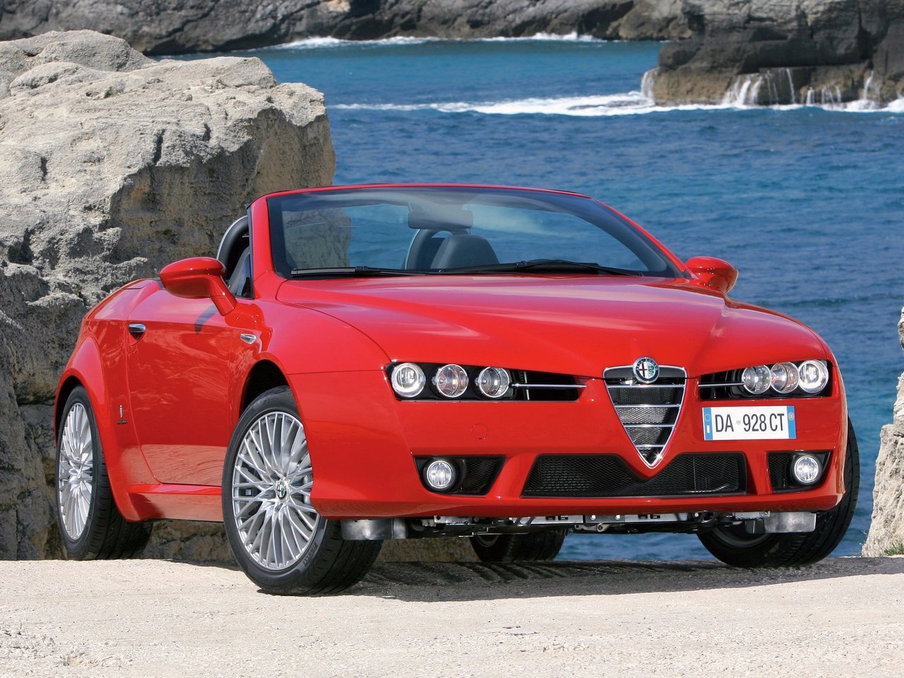 Расход газа шести комплектаций кабриолета Alfa Romeo Spider. Разница стоимости заправки газом и бензином. Автономный пробег до и после установки ГБО.