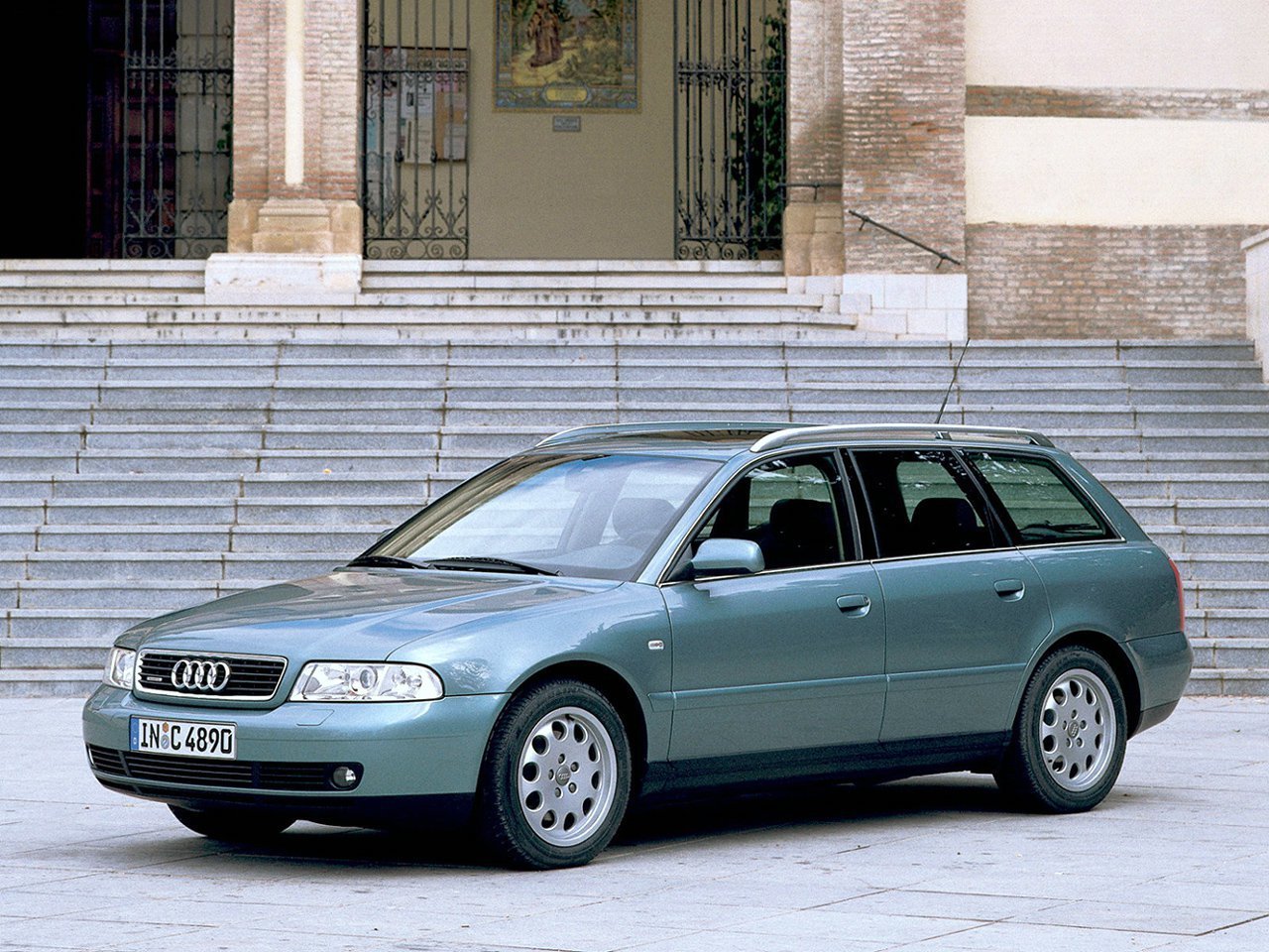 Расход газа трёх комплектаций универсала пять дверей Audi A4. Разница стоимости заправки газом и бензином. Автономный пробег до и после установки ГБО.