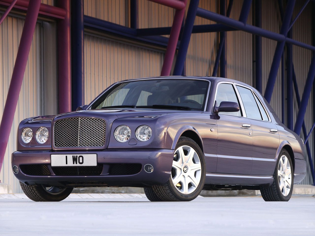 Расход газа одной комплектации седана Long Bentley Arnage. Разница стоимости заправки газом и бензином. Автономный пробег до и после установки ГБО.