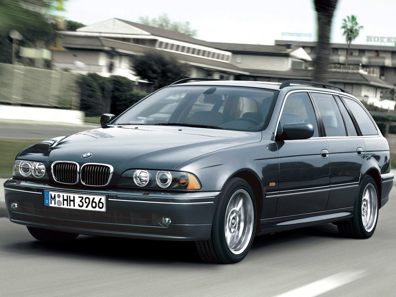 Расход газа восьми комплектаций универсала пять дверей BMW 5 серия. Разница стоимости заправки газом и бензином. Автономный пробег до и после установки ГБО.