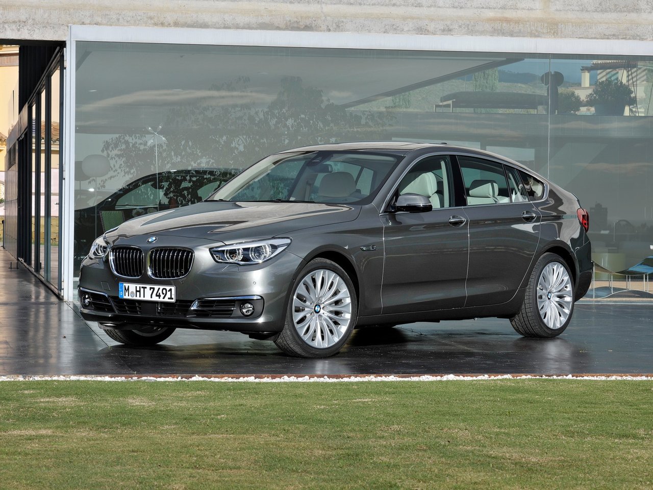 Расход газа двух комплектаций хэтчбека пять дверей Gran Turismo BMW 5 серия. Разница стоимости заправки газом и бензином. Автономный пробег до и после установки ГБО.