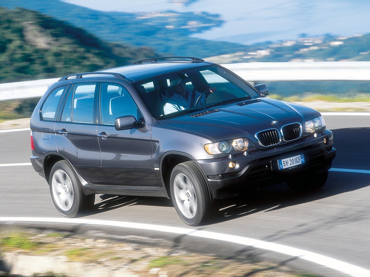 Расход газа четырёх комплектаций внедорожника пять дверей BMW X5. Разница стоимости заправки газом и бензином. Автономный пробег до и после установки ГБО.