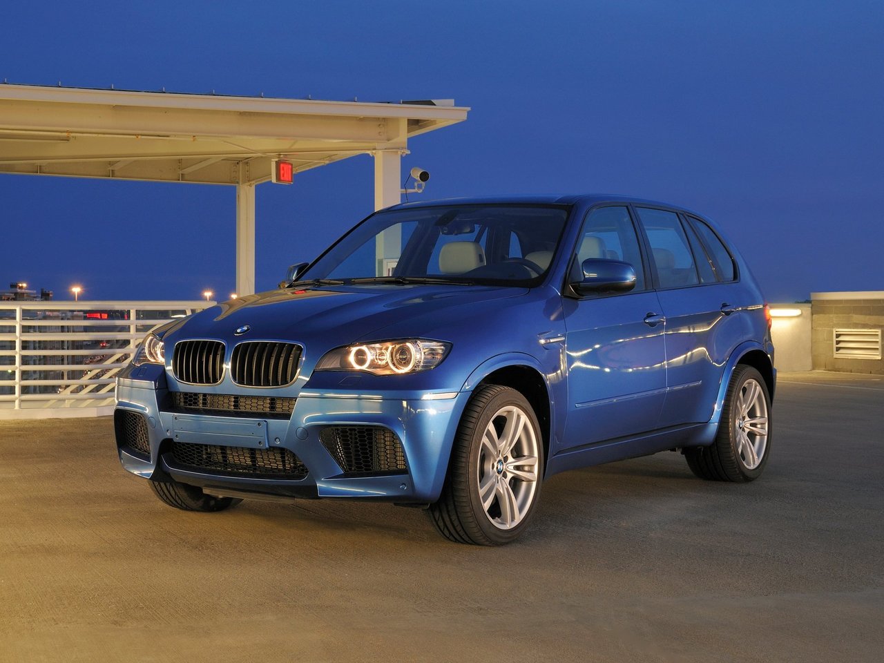 Расход газа одной комплектации внедорожника пять дверей BMW X5 M. Разница стоимости заправки газом и бензином. Автономный пробег до и после установки ГБО.