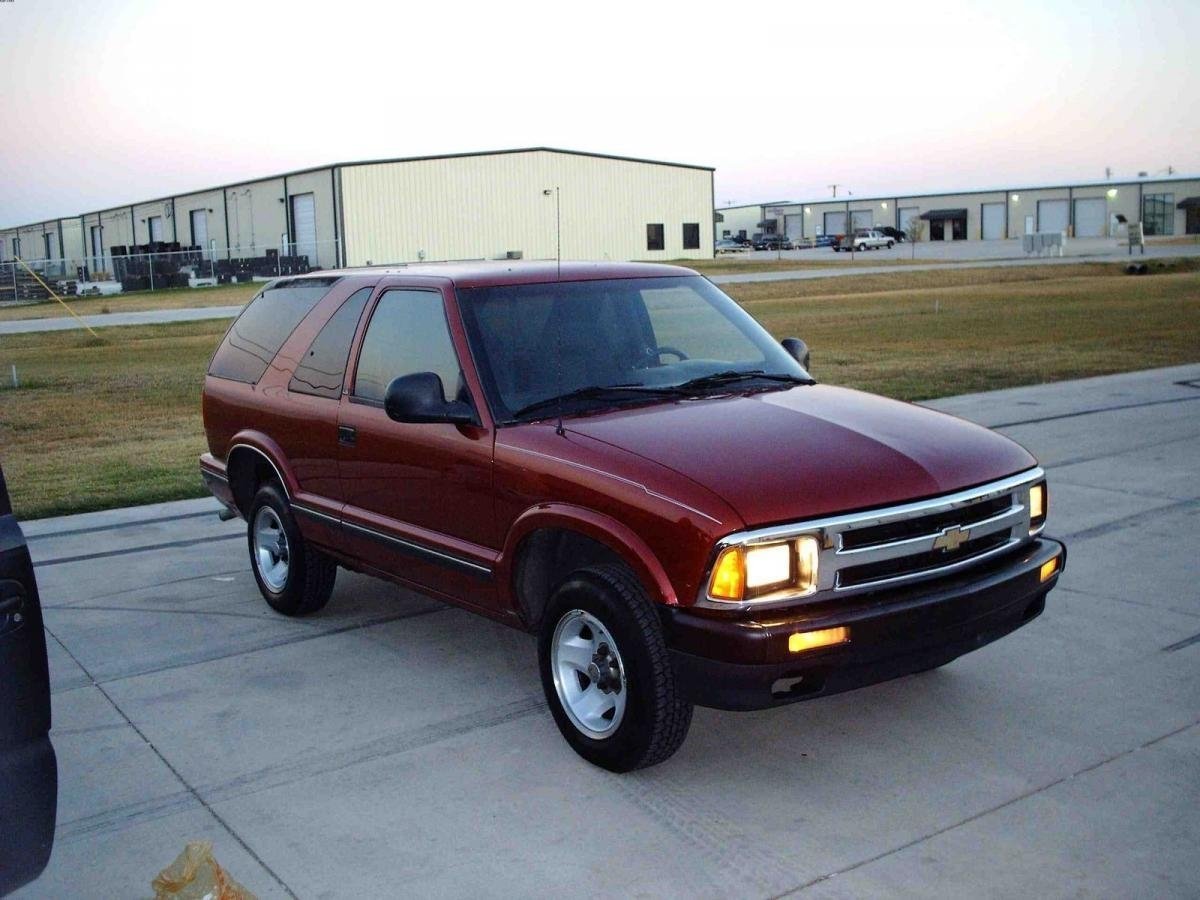 Расход газа двух комплектаций внедорожника три двери Chevrolet Blazer. Разница стоимости заправки газом и бензином. Автономный пробег до и после установки ГБО.