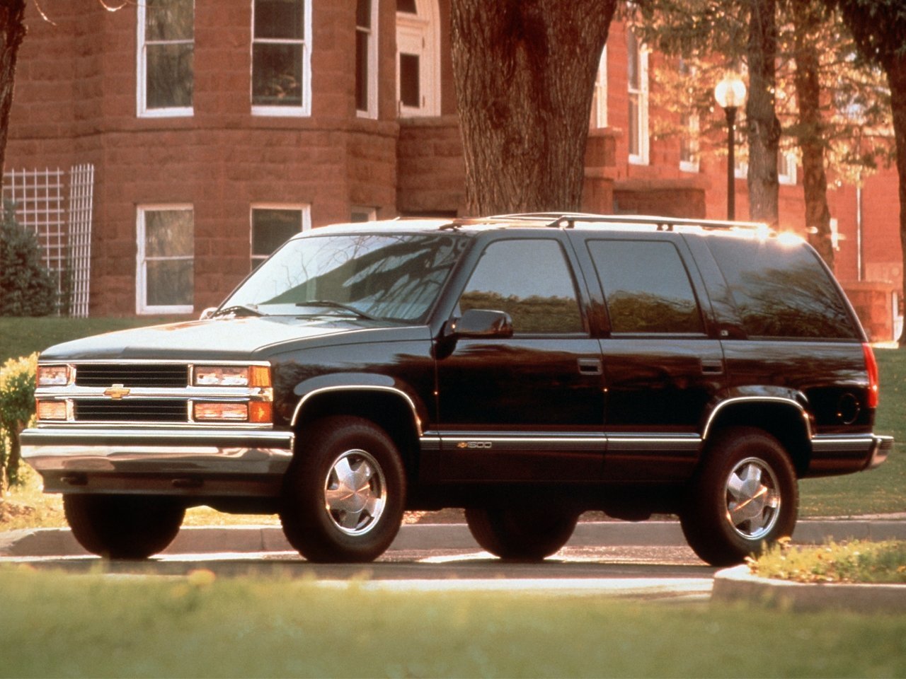 Расход газа одной комплектации внедорожника пять дверей Chevrolet Tahoe. Разница стоимости заправки газом и бензином. Автономный пробег до и после установки ГБО.