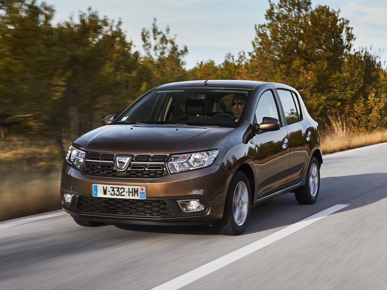 Расход газа трёх комплектаций хэтчбека пять дверей Dacia Sandero. Разница стоимости заправки газом и бензином. Автономный пробег до и после установки ГБО.