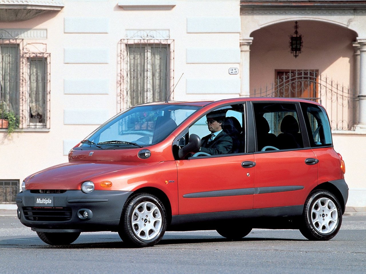 Расход газа двух комплектаций компактвэна Fiat Multipla. Разница стоимости заправки газом и бензином. Автономный пробег до и после установки ГБО.