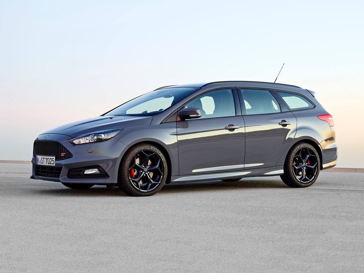 Расход газа одной комплектации универсала пять дверей Ford Focus ST. Разница стоимости заправки газом и бензином. Автономный пробег до и после установки ГБО.