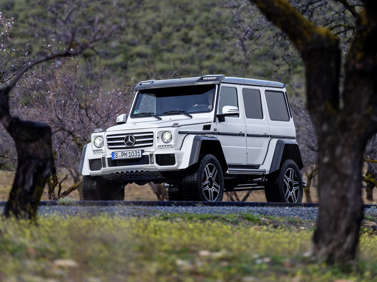 Расход газа одной комплектации внедорожник пять дверей 4x4 Mercedes-Benz G-klasse. Разница стоимости заправки газом и бензином. Автономный пробег до и после установки ГБО.