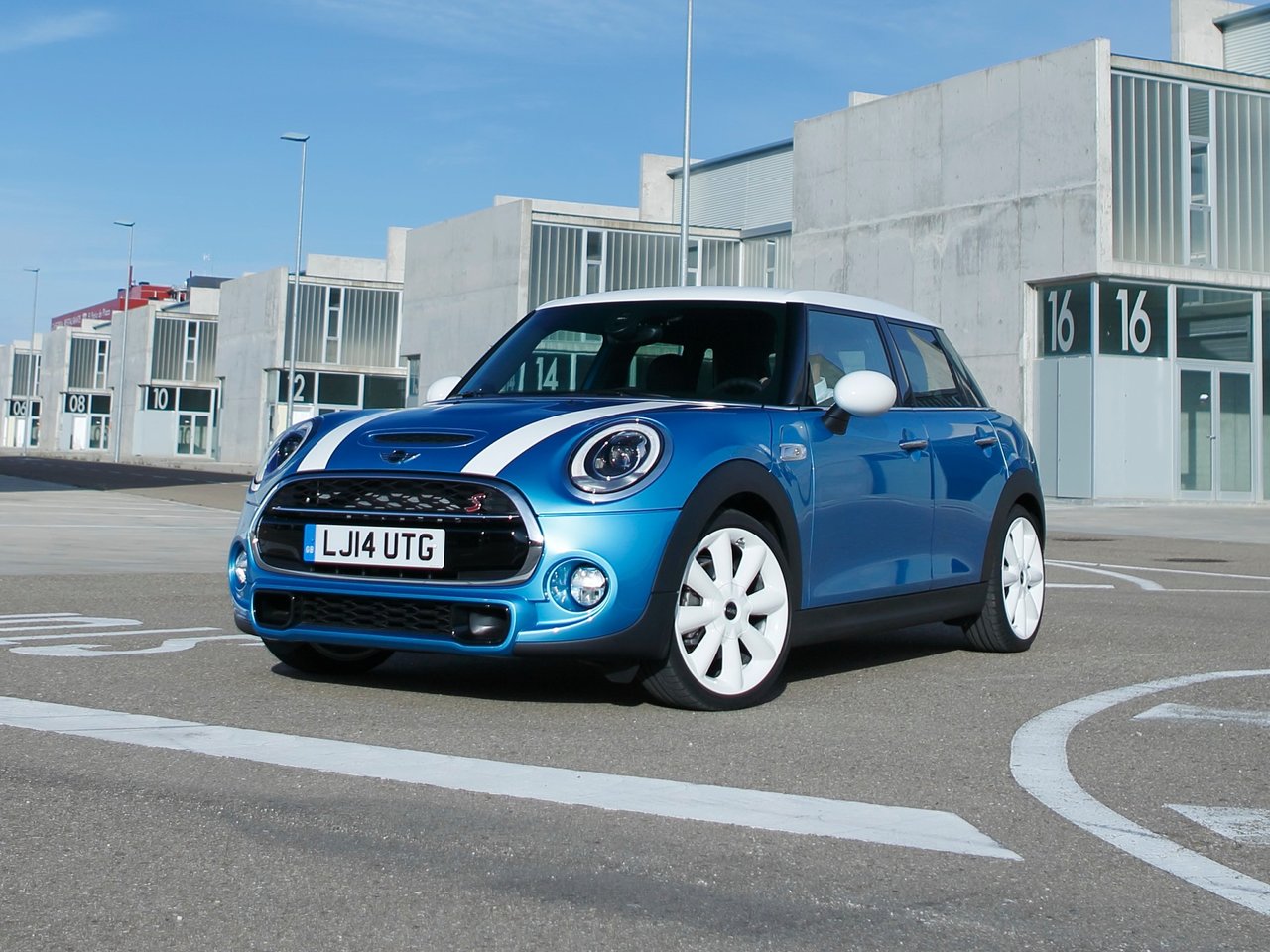 Расход газа двух комплектаций хэтчбек пять дверей Cooper S MINI Hatch. Разница стоимости заправки газом и бензином. Автономный пробег до и после установки ГБО.