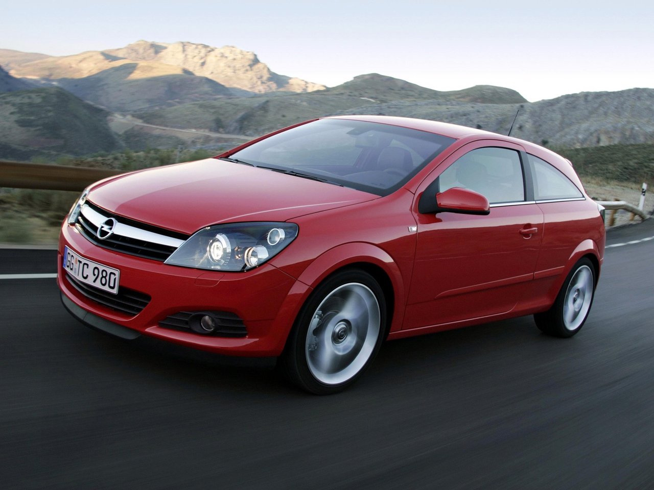 Расход газа семи комплектаций хэтчбека три двери GTC Opel Astra. Разница стоимости заправки газом и бензином. Автономный пробег до и после установки ГБО.