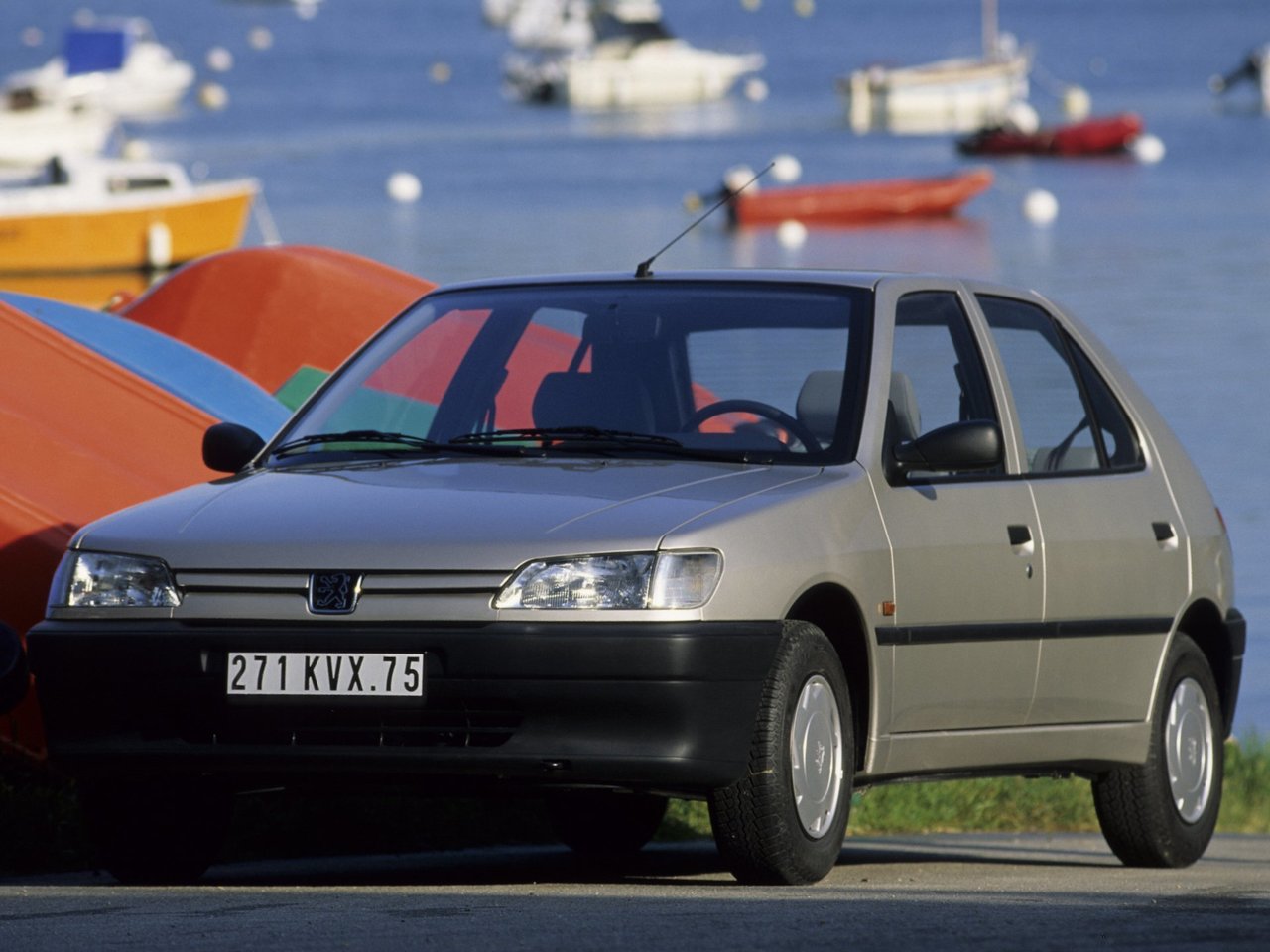 Расход газа семи комплектаций хэтчбека пять дверей Peugeot 306. Разница стоимости заправки газом и бензином. Автономный пробег до и после установки ГБО.