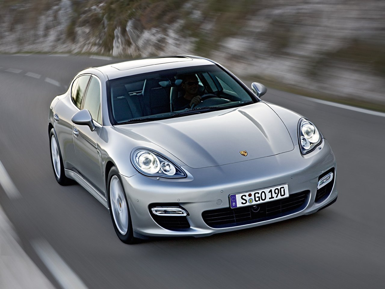 Расход газа пяти комплектаций хэтчбека пять дверей Porsche Panamera. Разница стоимости заправки газом и бензином. Автономный пробег до и после установки ГБО.