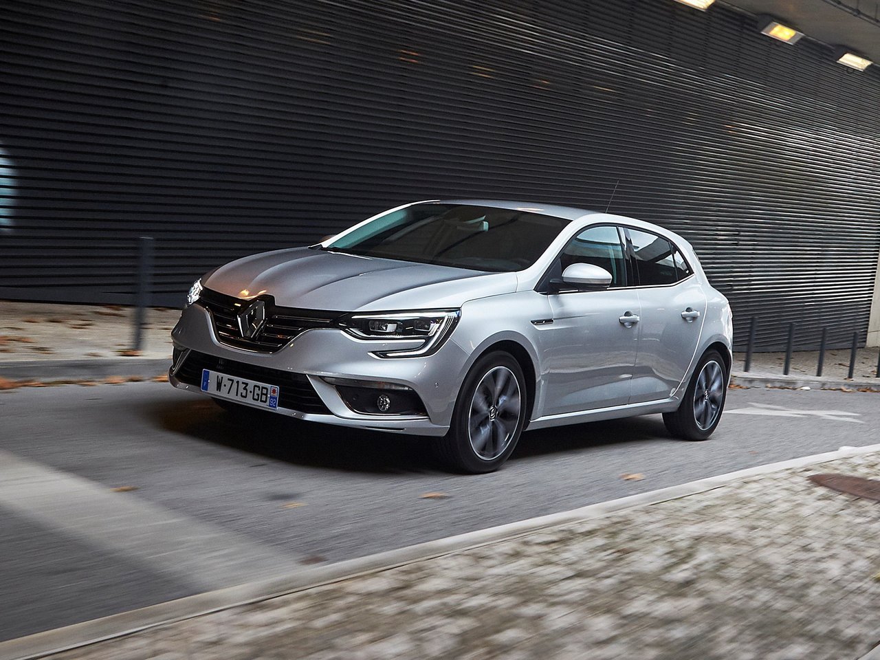 Расход газа двух комплектаций хэтчбека пять дверей Renault Megane. Разница стоимости заправки газом и бензином. Автономный пробег до и после установки ГБО.