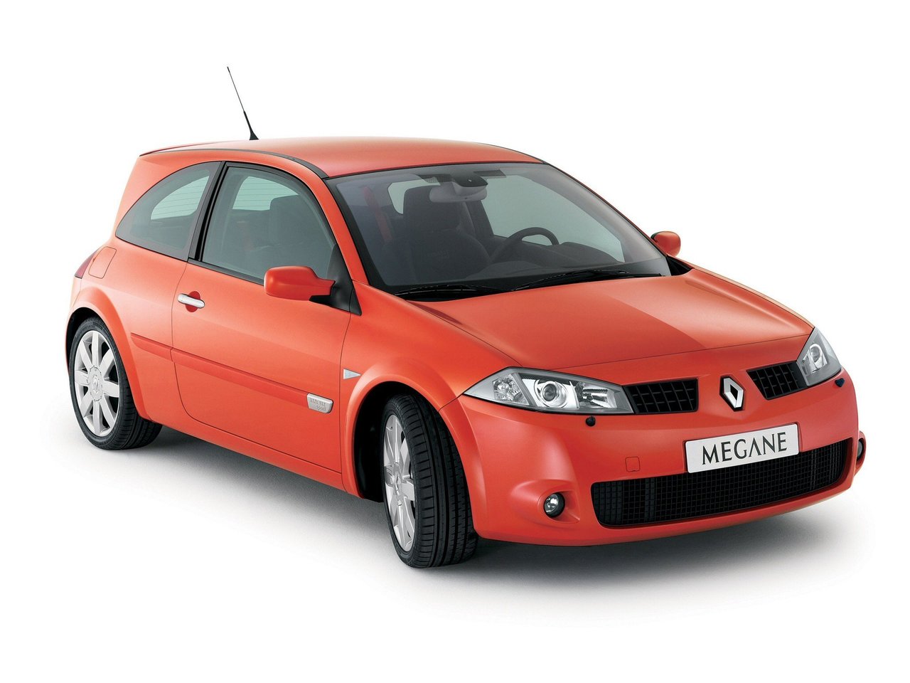 Расход газа одной комплектации хэтчбека три двери Renault Megane RS. Разница стоимости заправки газом и бензином. Автономный пробег до и после установки ГБО.