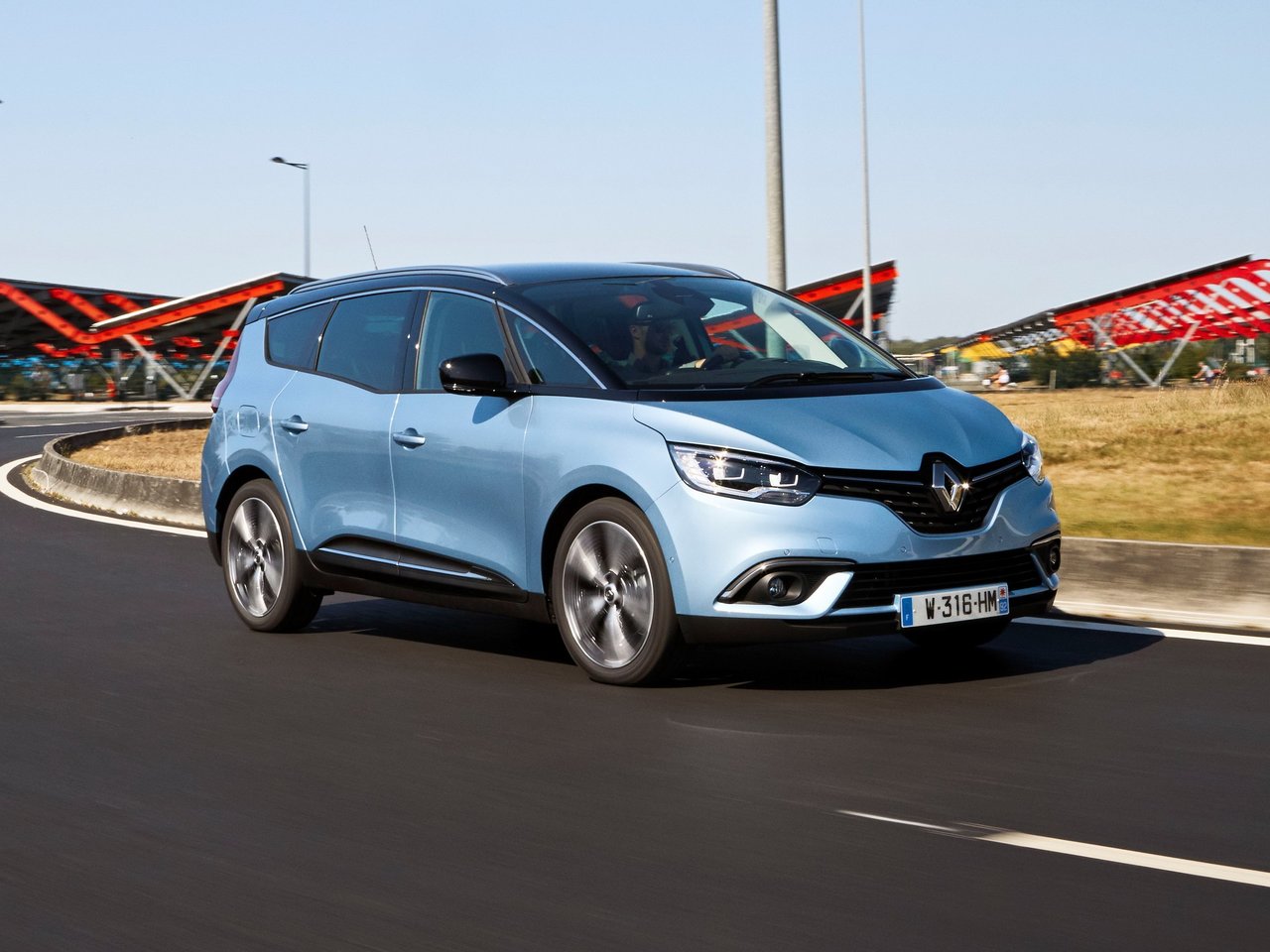 Расход газа одной комплектации компактвэна Grand Renault Scenic. Разница стоимости заправки газом и бензином. Автономный пробег до и после установки ГБО.