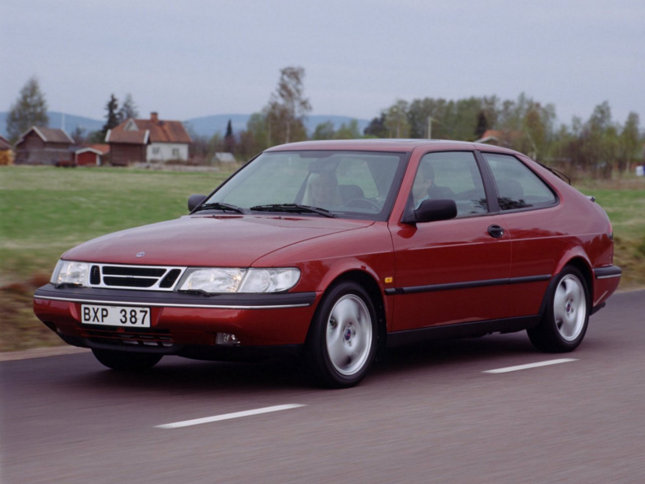 Расход газа шести комплектаций хэтчбека три двери Saab 900. Разница стоимости заправки газом и бензином. Автономный пробег до и после установки ГБО.