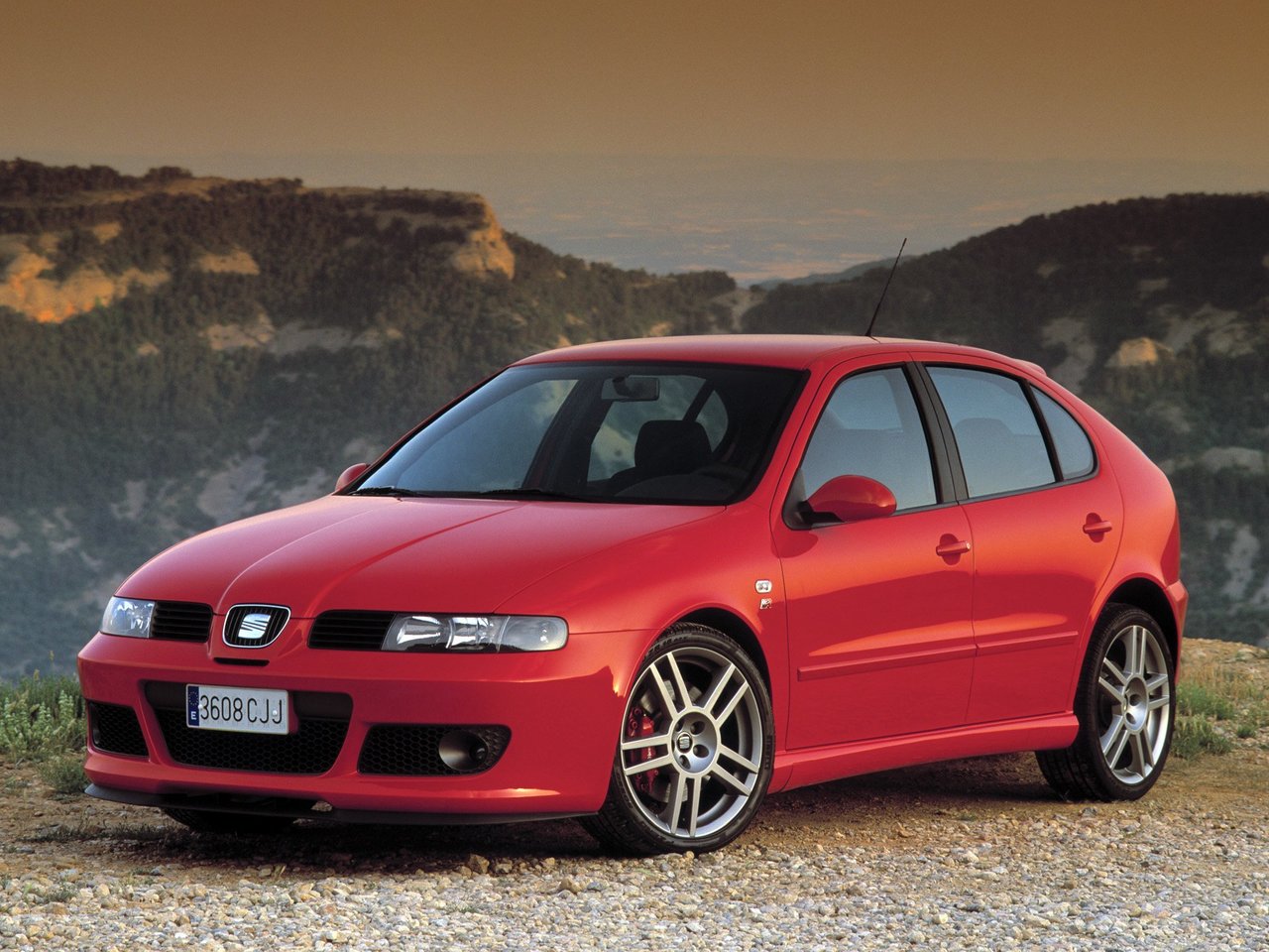 Расход газа двух комплектаций хэтчбек пять дверей R SEAT Leon Cupra. Разница стоимости заправки газом и бензином. Автономный пробег до и после установки ГБО.