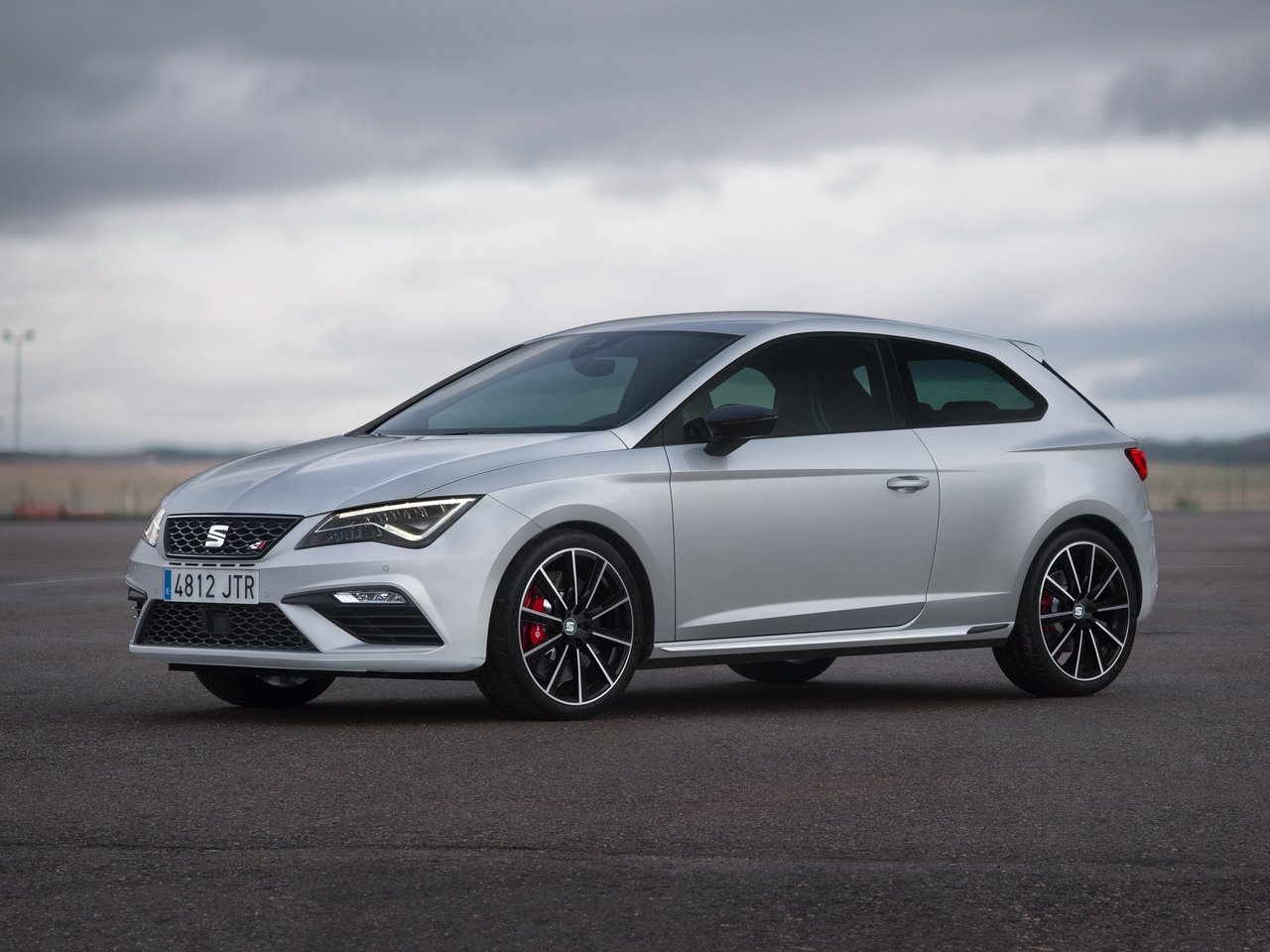 Расход газа двух комплектаций хэтчбека три двери SEAT Leon Cupra. Разница стоимости заправки газом и бензином. Автономный пробег до и после установки ГБО.