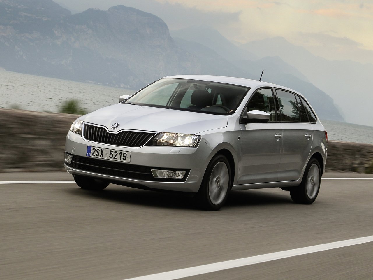 Расход газа трёх комплектаций хэтчбек пять дверей Spaceback Skoda Rapid. Разница стоимости заправки газом и бензином. Автономный пробег до и после установки ГБО.