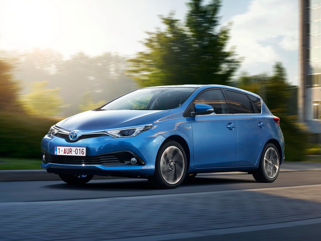 Расход газа пяти комплектаций хэтчбека пять дверей Toyota Auris. Разница стоимости заправки газом и бензином. Автономный пробег до и после установки ГБО.