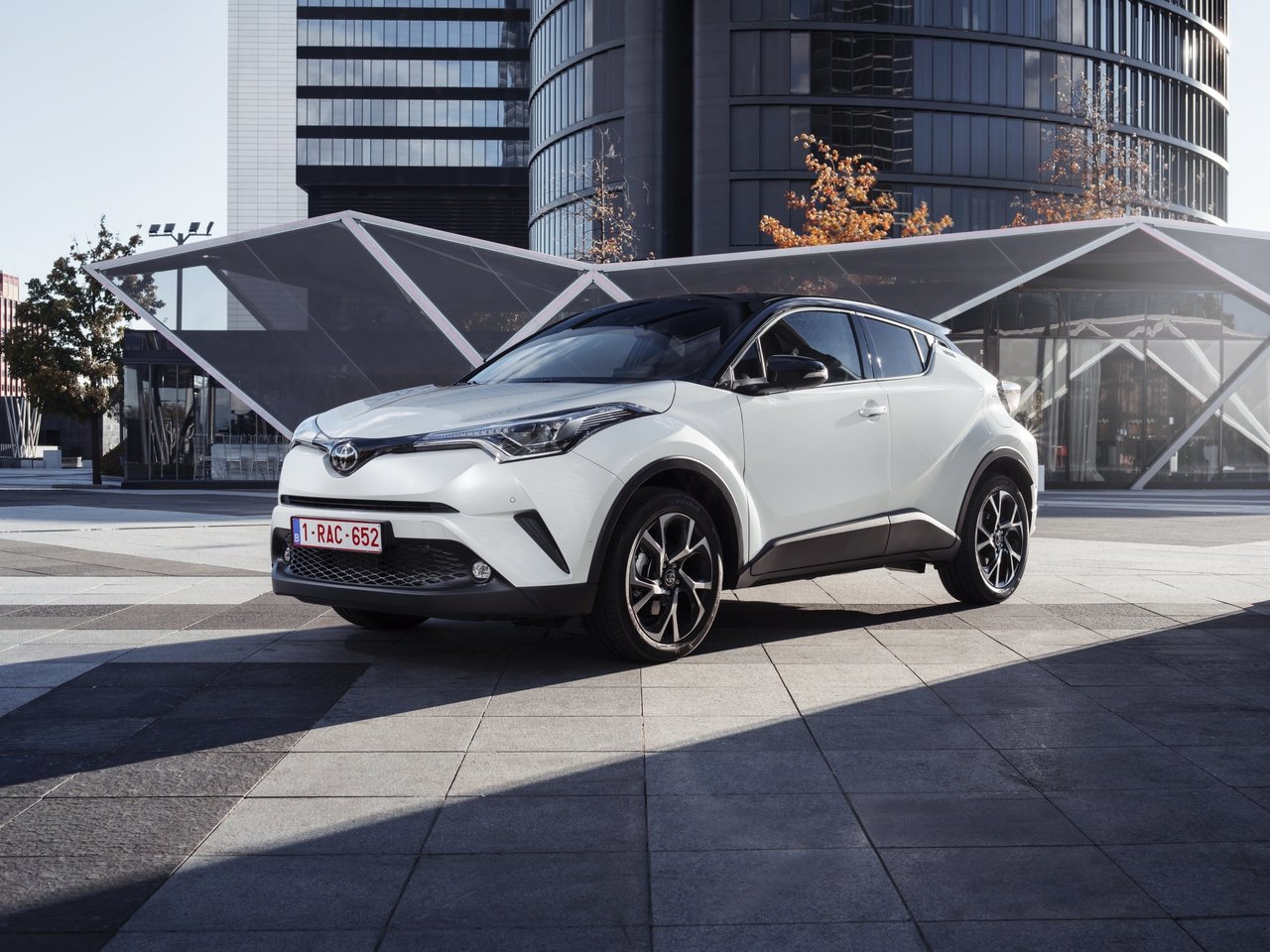 Расход газа трёх комплектаций внедорожника пять дверей Toyota C-HR. Разница стоимости заправки газом и бензином. Автономный пробег до и после установки ГБО.