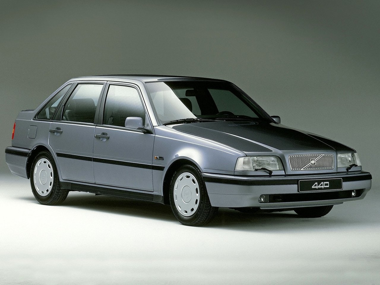 Расход газа семи комплектаций хэтчбека пять дверей Volvo 440. Разница стоимости заправки газом и бензином. Автономный пробег до и после установки ГБО.
