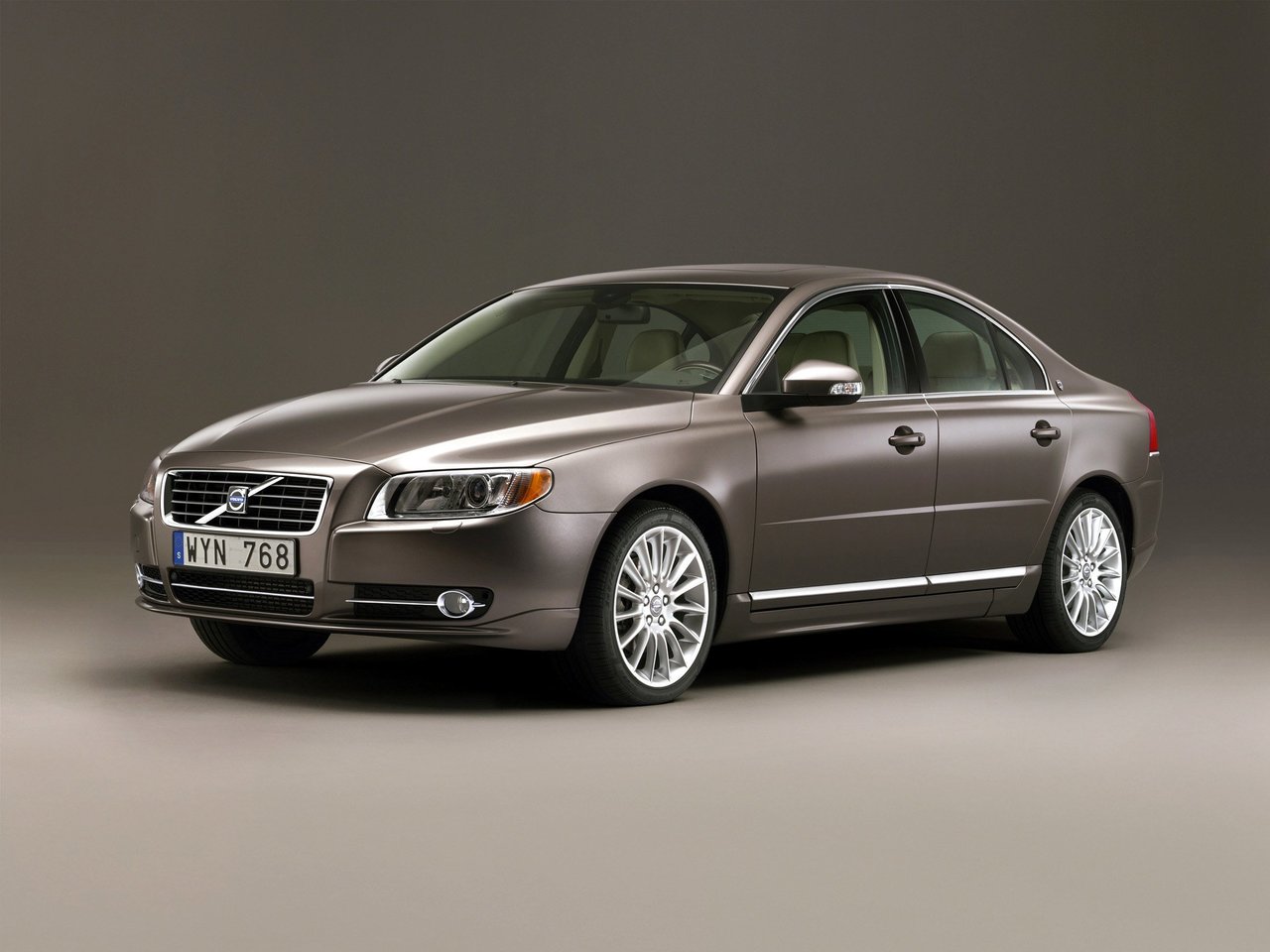 Расход газа шести комплектаций седана Volvo S80. Разница стоимости заправки газом и бензином. Автономный пробег до и после установки ГБО.